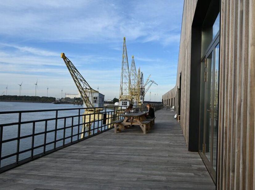 Deze gerenoveerde kantoorruimtes in Hangar 26/27 maken het mogelijk om je onderneming te vestigen op de dynamische waterfront van 't Eilandje. De site