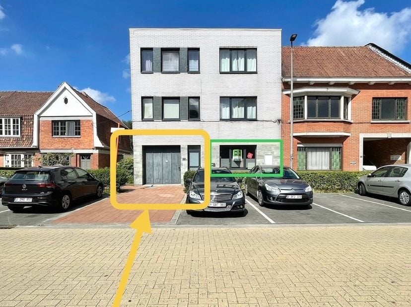Vlakbij het Campo Santoplein op centrale ligging vlakbij alle invalswegen en centrum Gent staat dit magazijn/ deze opslagplaats te huur; Gelegen nabij