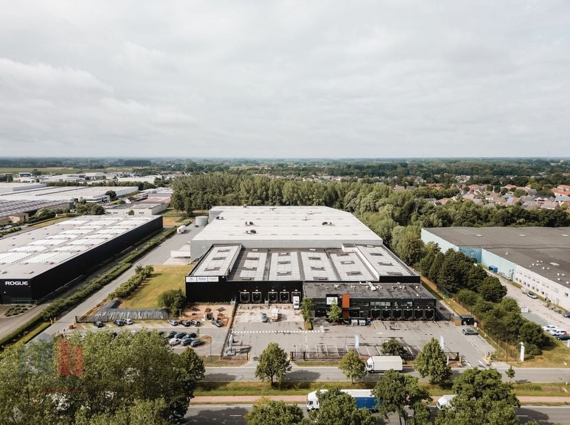 Logistiek magazijn met een oppervlakte van 8.721 m² (andere oppervlaktes mogelijk) te huur. Strategisch gelegen op een boogscheut van Antwerpen en Bru