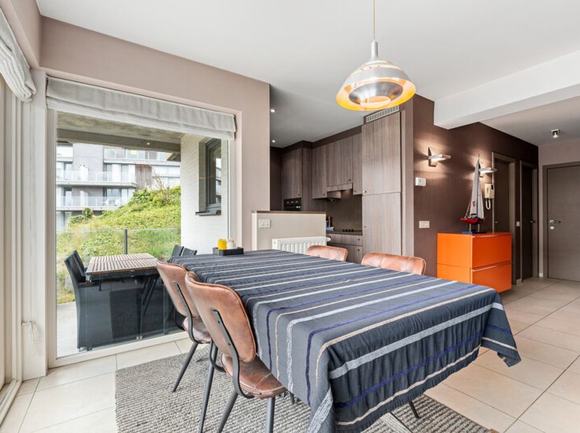 Rustig gelegen gemeubeld appartement te huur op jaarbasis in Sint-Idesbald. Het appartement beschikt over 2 slaapkamers, een private garage en een kel