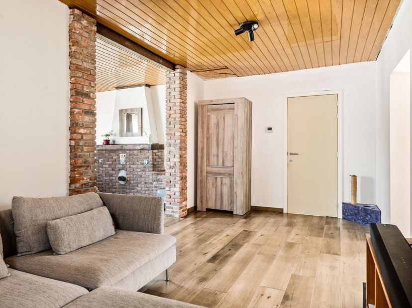 Charmante HOB op 842m²<br />
<br />
Gelegen in de rustige en gegeerde buurt Voorthoek in Stekene, geniet deze halfopen bebouwing van een ideale comb