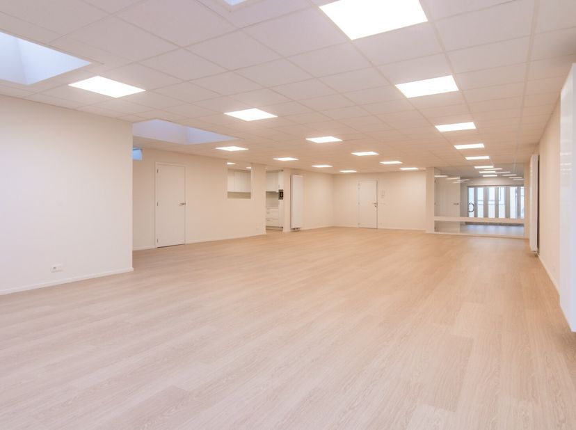 Kantoorruimte van 178 m² gelegen op de eerste verdieping van de kleinschalige residentie Astrid in het centrum van Izegem<br />
Toegankelijk via gemee