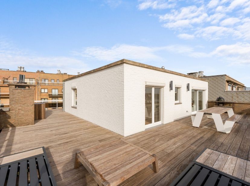 e koop: unieke penthouse in Sint-Idesbald (Ster Der Zee), gelegen aan de Koninginnelaan, met prachtig zicht op zee en duinen. Deze uitzonderlijke pent