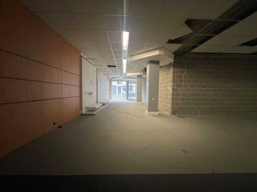 Ruim handelspand met veel mogelijkheden op een gunstige locatie!<br />
<br />
<br />
Indeling: Winkelruimte, bureau, toilet, keuken, opslagruimte.