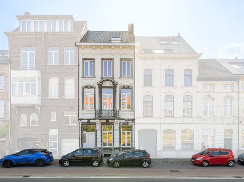 Aan Dok-Zuid 10/11/12 verrijst deze majestueuze herenwoning, die in 2025 een complete en kwalitatieve totaalrenovatie onderging. Achter de klassevolle