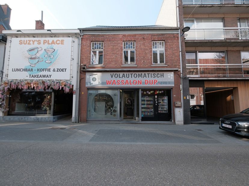 Op een centrale locatie in het hart van Tessenderlo bevindt zich dit handelspand met woonst. De levendige omgeving met winkels, horeca en passage zorg