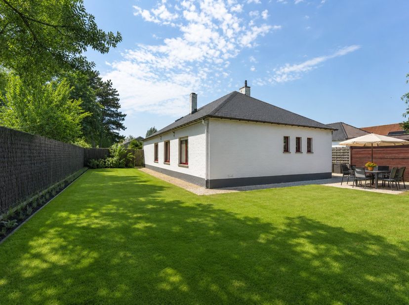 <br />
Sommige woningen onderscheiden zich niet alleen door hun afwerking, maar vooral door het gevoel dat ze oproepen. Deze alleenstaande villa bevin