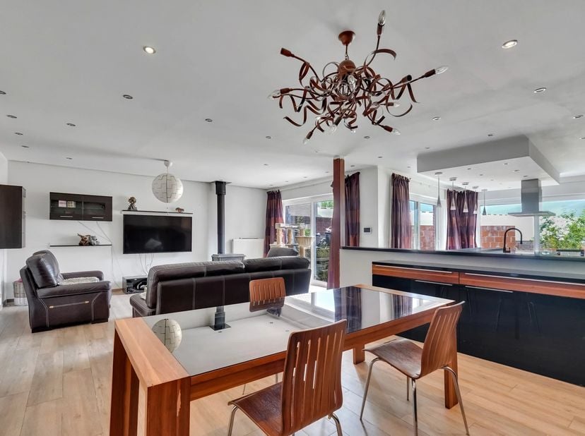 Deze instapklare ruime woning aan de Maastrichterstraat 304/1 te Bilzen is zeker een bezoek waard.<br />
Op het gelijkvloers bevindt zich een bijzonde