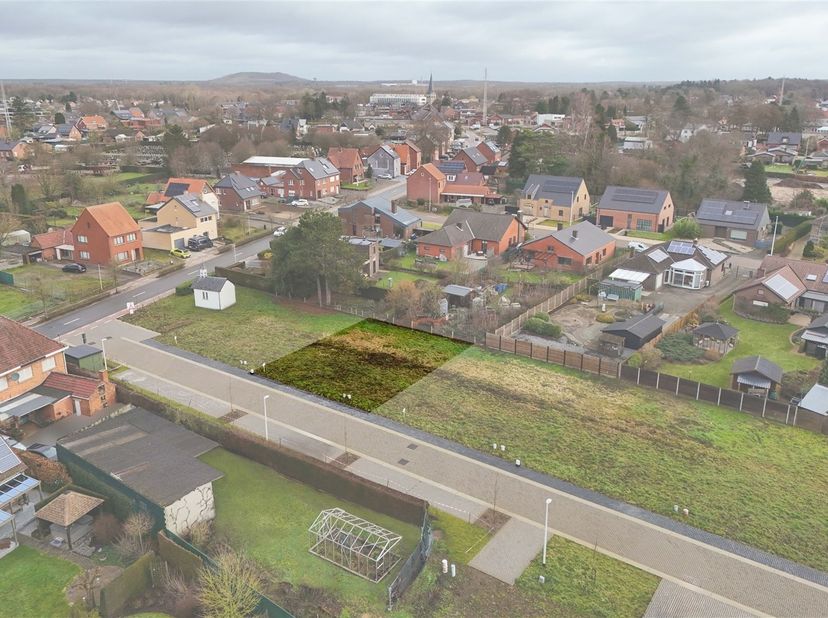 Gunstig gelegen bouwgrond voor open bebouwing op mooi perceel van 3a70ca <br />
<br />
Omgeving:<br />
+ Op slechts enkele minuten verwijderd van h