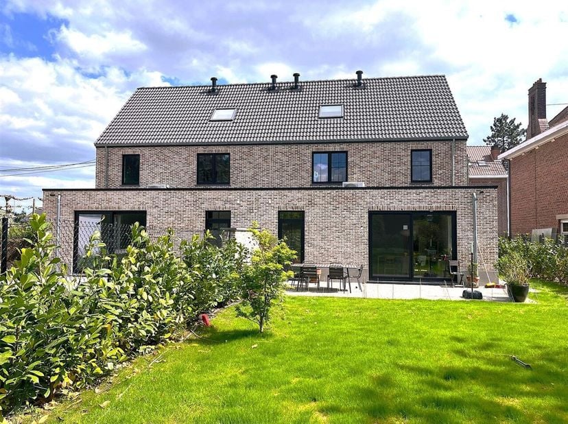 Kwalitatieve nieuwbouw-woning met een bewoonbare oppervlakte van +/- 190 m² met vier slaapkamer en twee badkamers, gelegen op een West-georiënteerd pe