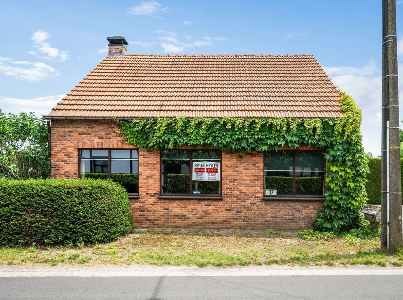 Woning met 2 slpk en magazijn van ca. 150m²<br />
<br />
Ligging: De woning is gelegen aan Camping Houtum, in een groene en rustige omgeving met tal