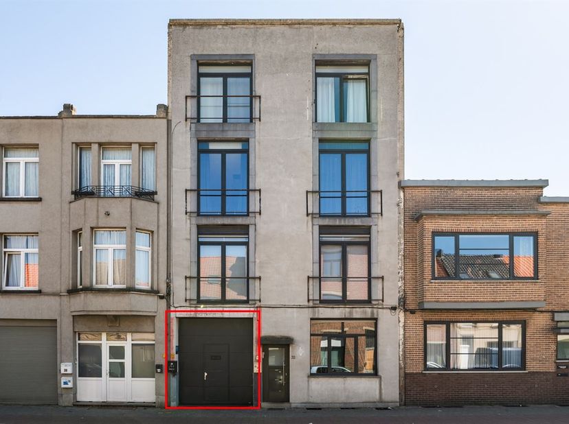 Op de Sterckshoflei in Deurne vind je 4 grote opslagruimtes, 1 kantoorruimte en parkingmogelijkheden op een terrein van 567 m² (geregistreerde oppervl