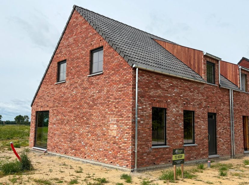 Ben je op zoek naar een instapklare woning waar je zonder zorgen kunt intrekken? Deze halfopen nieuwbouwwoning in de Walstraat in Koolskamp combineert
