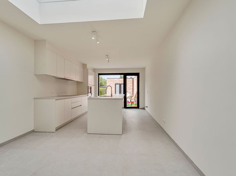 Woning met 3 slaapkamers te huur in Poperinge!<br />
We komen binnen in de inkomhal met toegang tot een gastentoilet alsook een ruime bergruimte. Daar