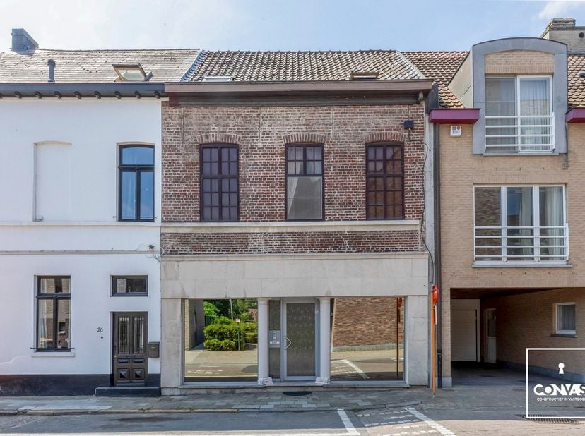 Deze ruime woning met vier slaapkamers, drie badkamers en een aangename tuin is gelegen in het centrum van Melle.&amp;nbsp;<br />
<br />
Bij het binnenkom
