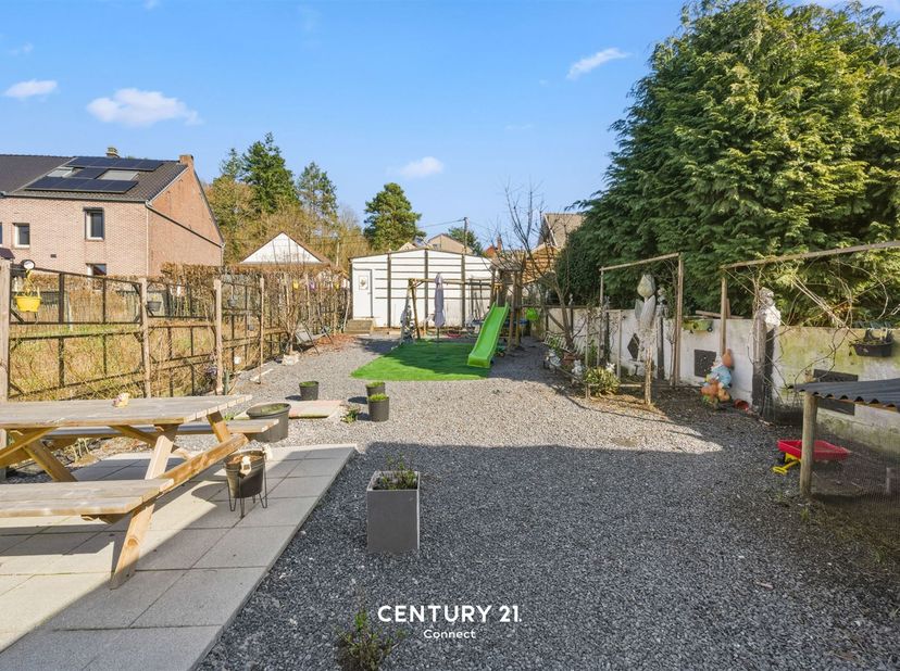 In Sint-Joris-Weert, een deelgemeente van Oud-Heverlee, bieden wij u een multifunctionele woning. Het pand zelf is gelegen op een perceel van 3a98ca e