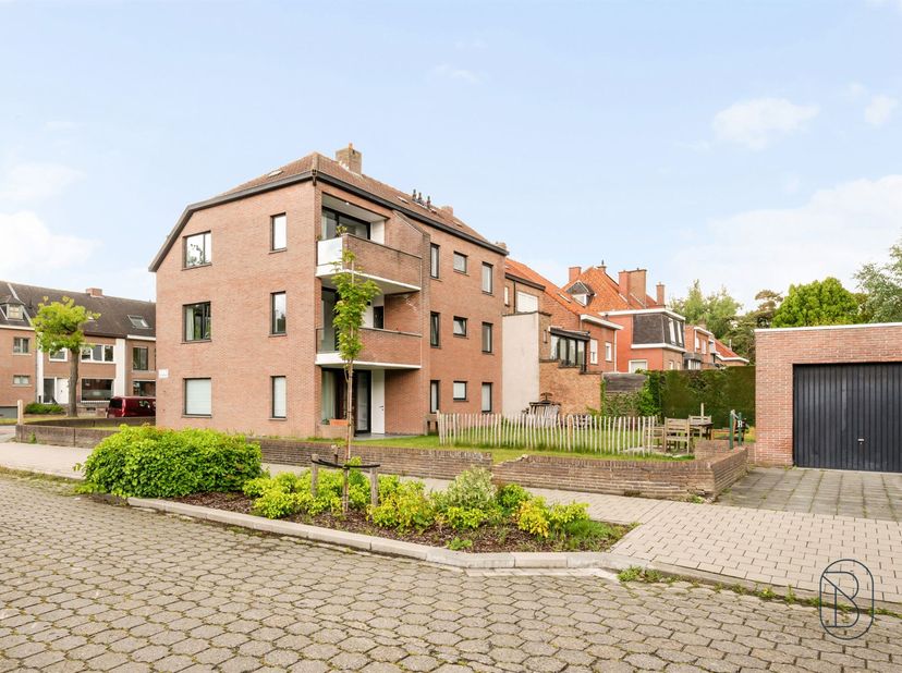 Super gelegen gelijkvloers appartement met 2 slaapkamers en zonnige tuin nabij centrum Kortrijk! Aparte garagebox.<br />
Gelegen in één van de meest