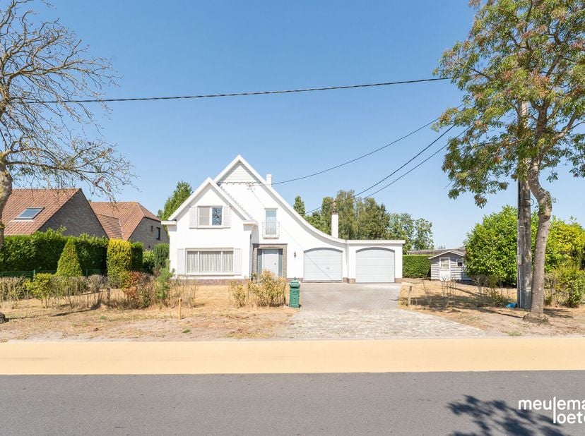 Op zoek naar een instapklare, kwalitatief gerenoveerde woning in een rustige, groene omgeving? Dan is deze charmante alleenstaande woning precies wat