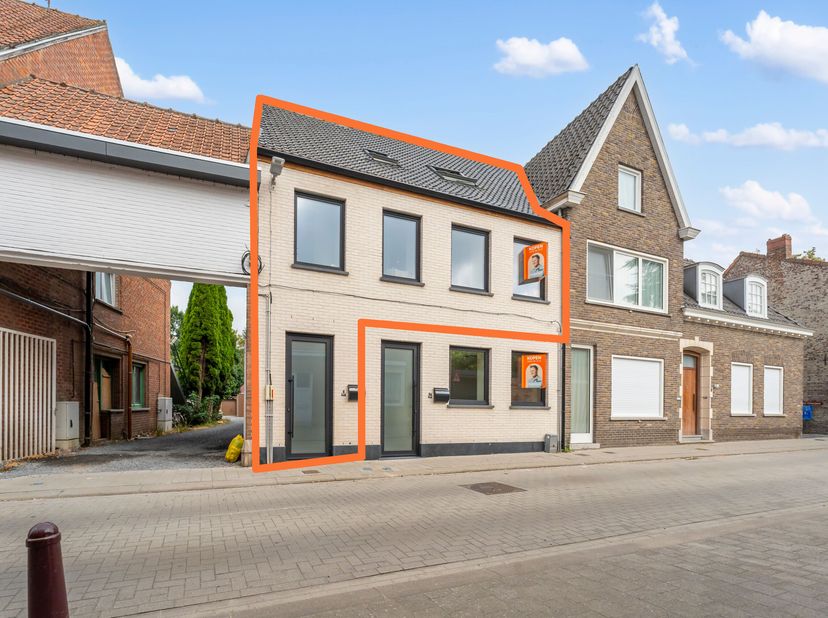 Dit prachtig (quasi nieuwbouw) duplexappartement werd recent volledig gerenoveerd anno 2025/2026 en beschikt over een zéér kwalitatieve afwerking!<br