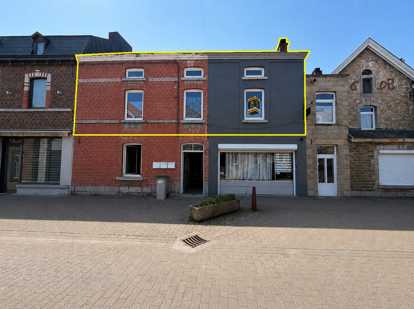 Idéalement situé en plein centre de Barvaux, à proximité immédiate de toutes les commodités (gare, commerces, restaurants, écoles…), cet appartement s
