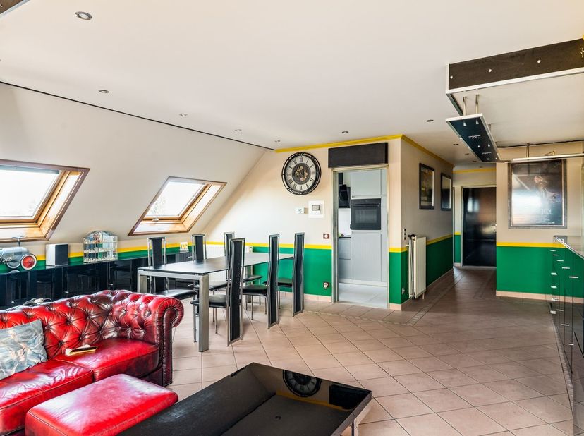 Omschrijving: Dit dakappartement is gelegen nabij het bruisende Ruggeveld en het groene Rivierenhof en bevindt zich op de vijfde verdieping van een ve