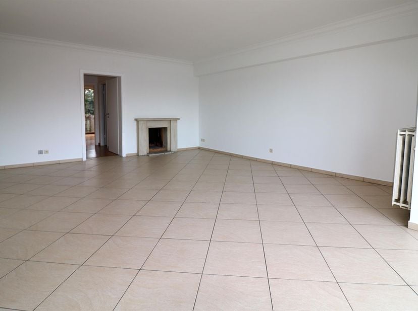 Proximité Delta, appt de +-100m² rénové en 2021 et composé de :<br />
- 2 chambres en parquet (14-9m²) avec volets électriques<br />
- 1 living en car