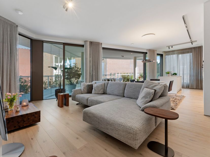 VERKOOP ONDER REGISTRATIERECHTEN. Gelegen in de Paardsdemerstraat 16 te Hasselt, bevindt zich dit uitzonderlijk ruim en energiezuinig appartement. Gel