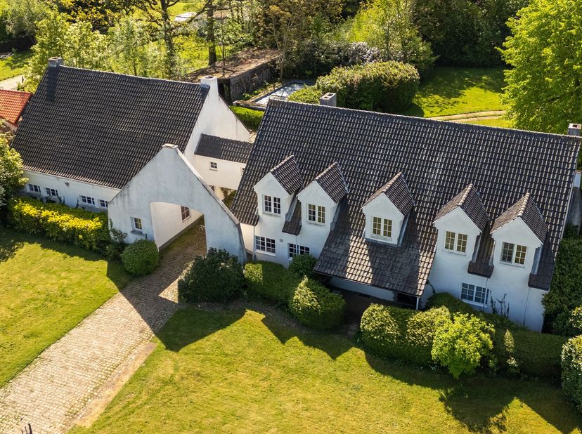 Uniek landhuis met ruim bijgebouw op riant perceel van 4.855 m², pal zuid georiënteerd<br />
Dit eigendom dient gerenoveerd te worden, maar biedt bijz