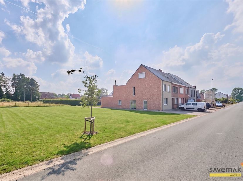 Terrain à bâtir de 973 m² destiné à une construction semi-détachée. La largeur de la rue est de 10,75 m.<br />
À quelques minutes à pied des écoles et