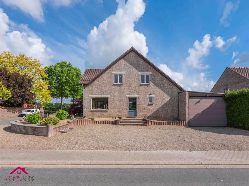 Riante vrijstaande woning met praktijkruimte en extra woongelegenheid, volledig onderkelderd, op wandelafstand van jachthaven ‘De Spaenjerd’ en de pra