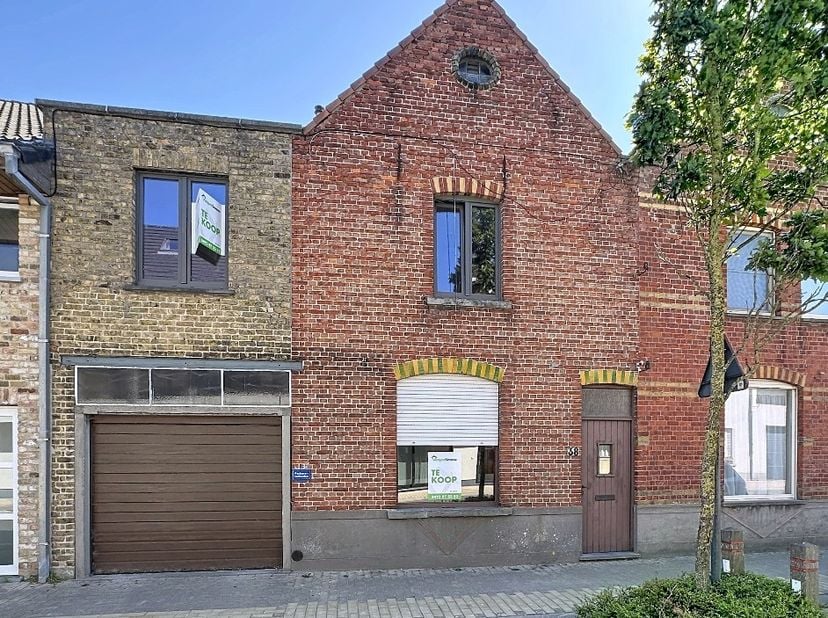 Deze woning is gelegen in het centrum van Eernegem en bestaat uit: inkomhal - living - keuken - berging - wasplaats - terras - tuin - grote garage - n