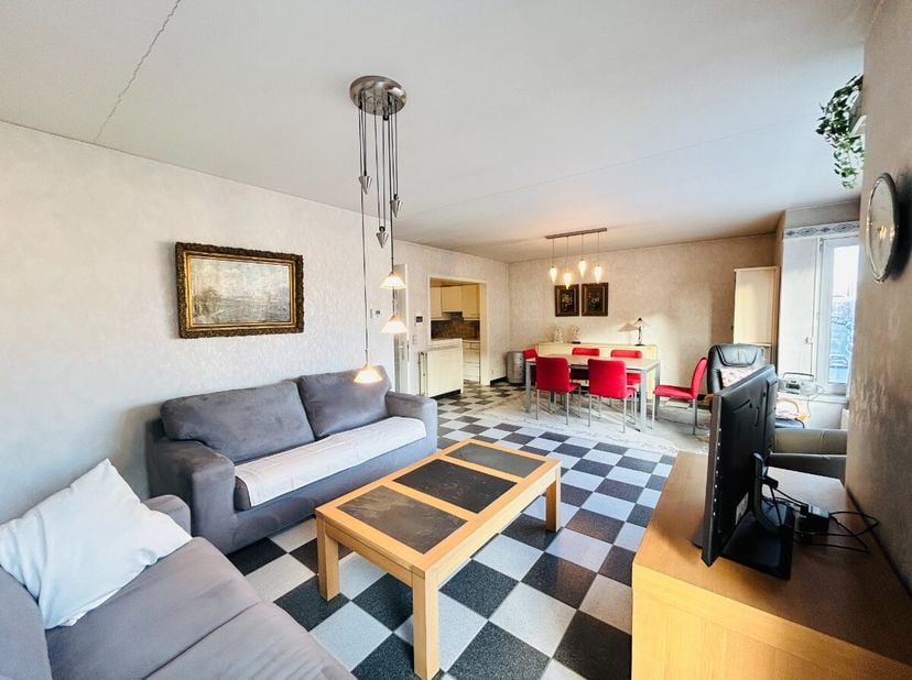 Lauwe - Appartement op de tweede verdieping met zeer veel lichtinval. Indeling:Inkomhal, apart toilet, living met open keuken, 2 slaapkamers, berging