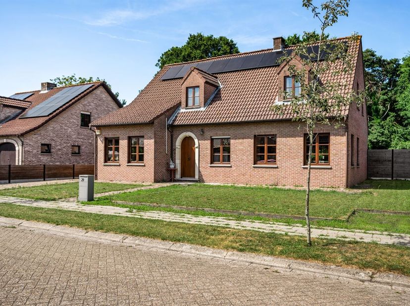 Description :<br />
Cette maison prête à emménager dispose d'un espace de vie lumineux avec un poêle à bois et une vue sur le jardin, d'une cuisine éq