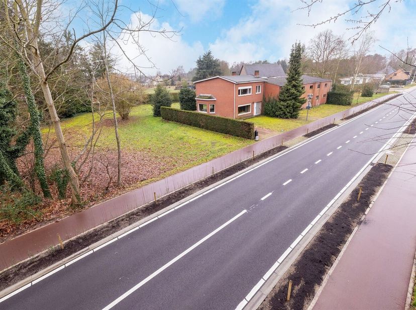 Te renoveren woning met 245m² stallingen.<br />
* Landbouwgebouw.  Wanneer men deze voor residentieel wonen wenst te gebruiken is een functiewijziging
