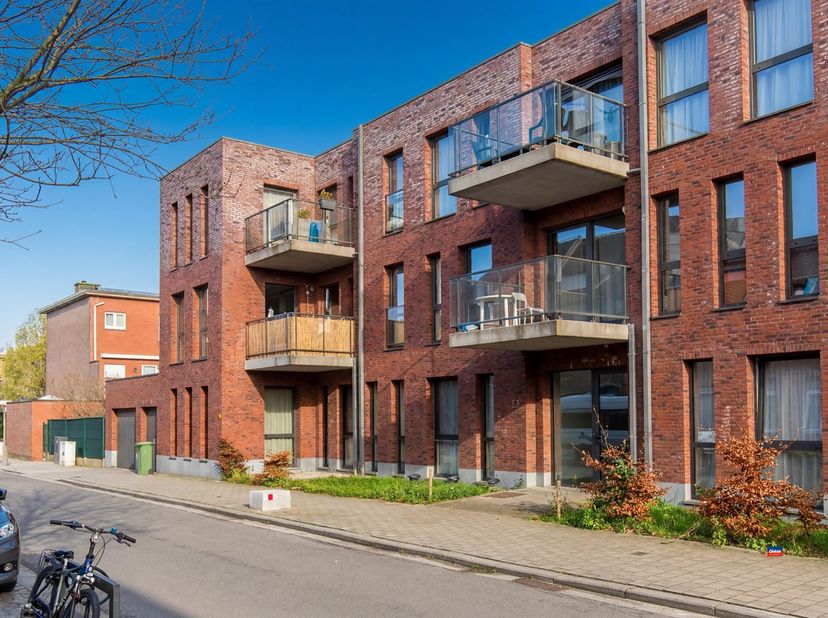 HOBOKEN | RECENT APPARTEMENT (BJ 2016) MET TERRAS GELEGEN OP DE EERSTE VERDIEPING VAN GEBOUW MET LIFT | EPC A |<br />
Indeling als volgt : inkomhal -