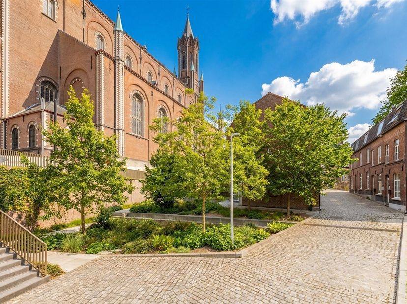 BEZOEKMOMENT NA AFSPRAAK: ZATERDAG 16/05: 9u00 - 12u00<br />
We treffen deze gezellige woning op een zeer leuke ligging, vlakbij de markt van Wetteren