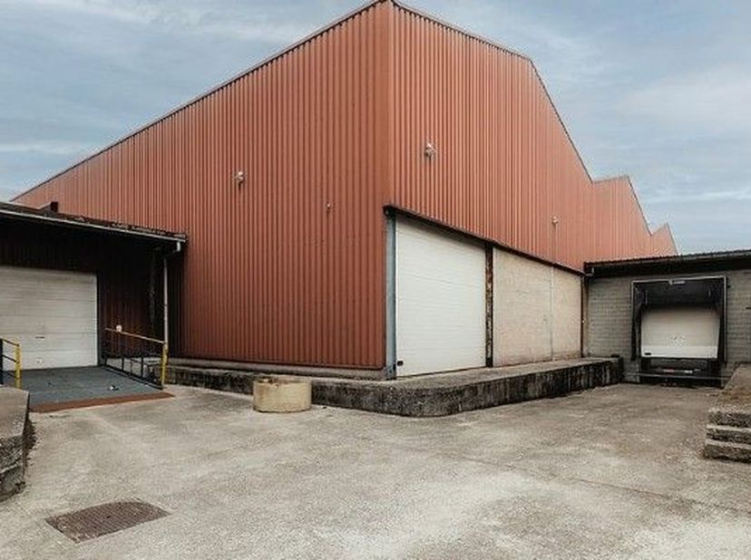 Entrepôt à louer à Vilvorde : Unité logistique de 1 255 m² à proximité du R0/E19. Équipé d’un quai de chargement et d’un système de sprinklers.<br />