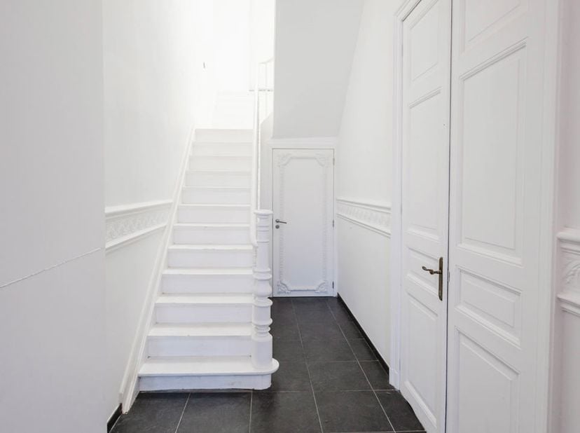 EMPLACEMENT<br />
L'appartement fait partie d'une maison bourgeoise de caractère datant d'environ 1890, qui a été rénovée avec goût en 2019 et divisée