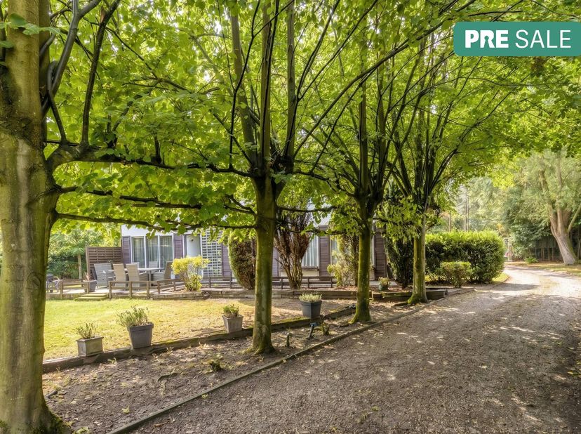 In de residentiële wijk 'Loveld' bieden wij deze charmante bungalow te koop aan op een uitzonderlijk royaal perceel van maar liefst 3.180 m². Dit ruim