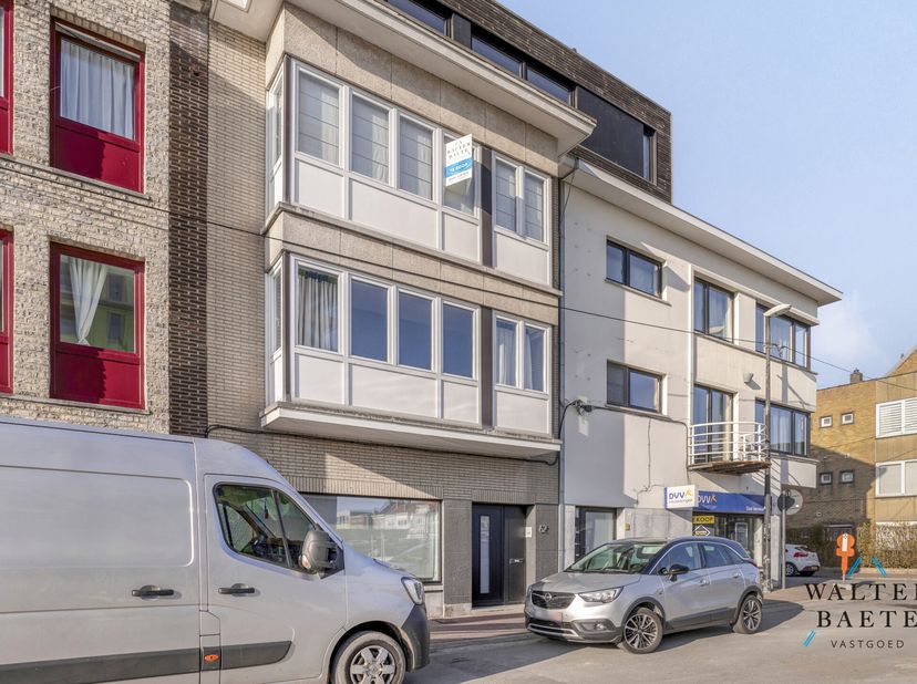 Zeer lichtrijk appartement in prima staat aan de markt van Heist. Erg praktisch ingedeeld en voorzien van raambekleding, verlichting en ingemaakte kas