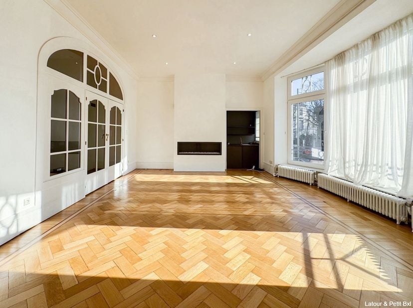 ELSENE , tussen de Abdij van la Cambre en het Terkamerenbos, een karaktervol herenhuis in art-decostijl (5 slaapkamers/3 badkamers/2bur) is ideaal voo