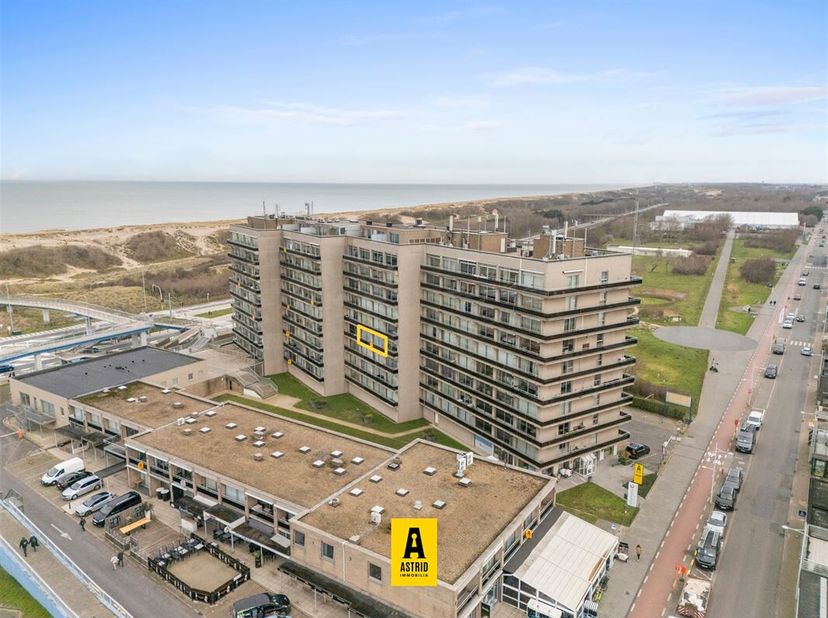 Erg zonnig appartement, gelegen op de vierde verdieping van de verzorgde residentie Astrid, pal in het bruisende toeristische hart van Bredene. Hier g