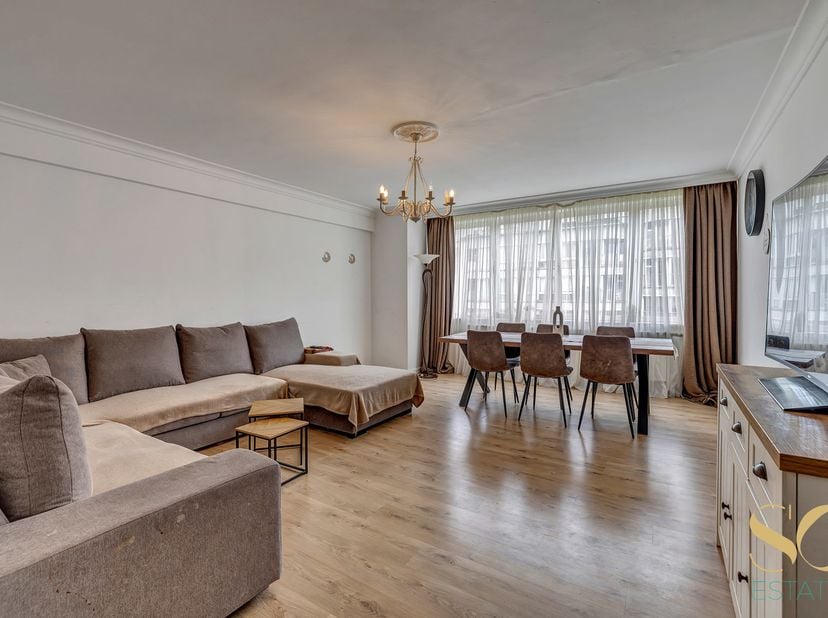 Nous vous proposons ce spacieux appartement 2 chambres de ±110 m² brut situé au 8ième étage d'un immeuble avec ascenseur. Idéalement situé face à la m