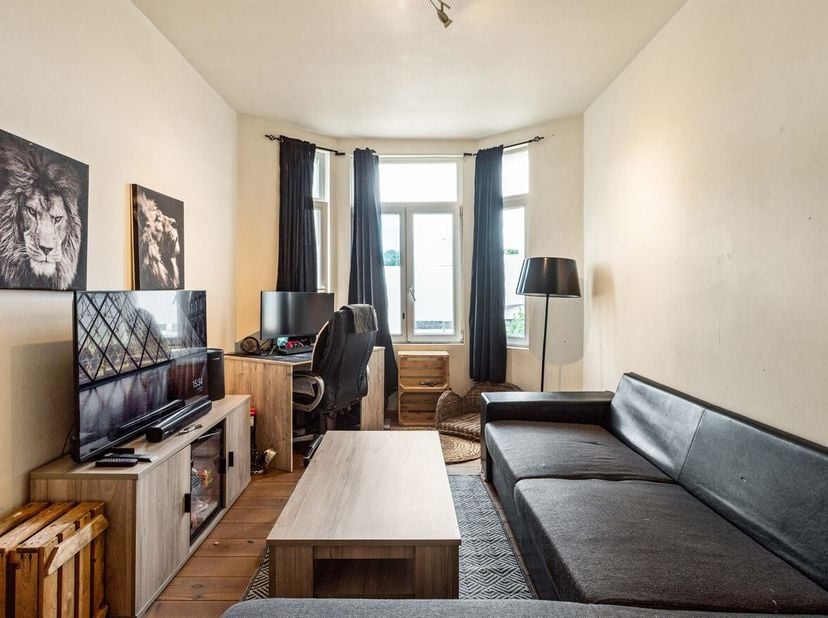 Dit appartement is gelegen op de derde verdieping van een charmant en authentiek gebouw zonder lift. Dankzij de centrale ligging in Deurne geniet u va
