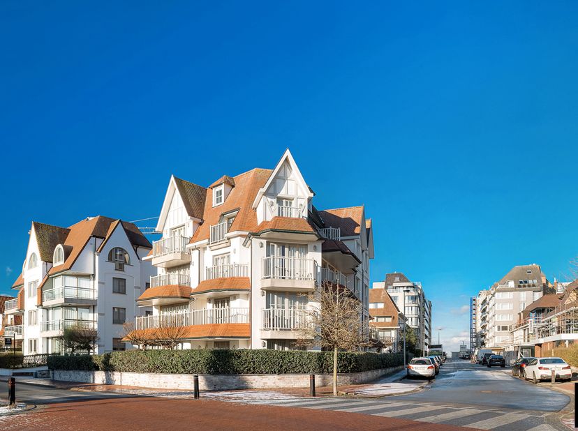 Une opportunité rare : cette villa-penthouse de 257 m² prête à emménager, comprenant 5 chambres et plusieurs terrasses, est située dans une petite rés