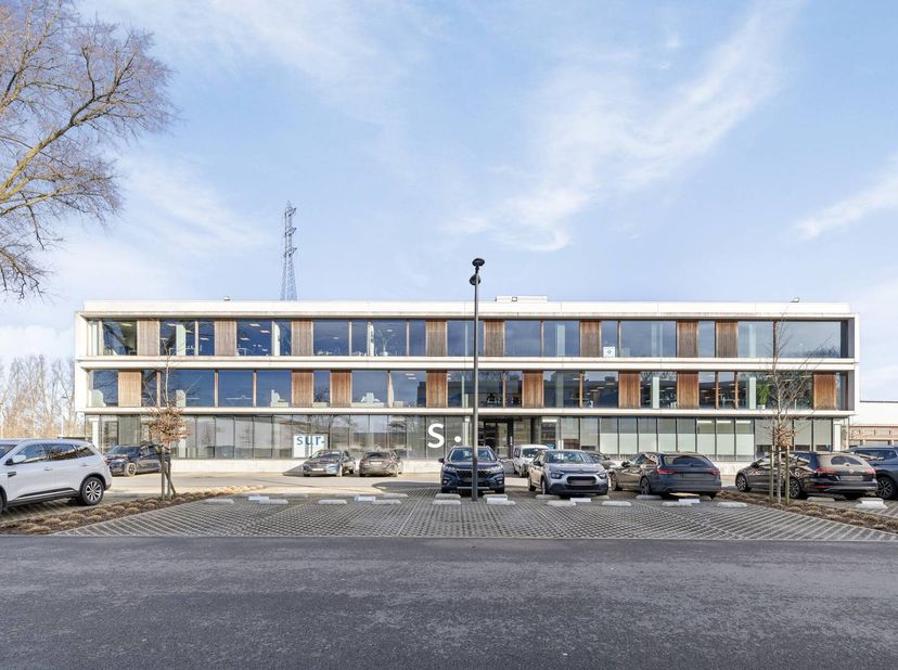 Kantoor van ongeveer 663 m² te huur in het complex Z-Offices te Zwevegem. Z-Offices bestaat uit twee individuele, moderne kantoorgebouwen. Het kantoor