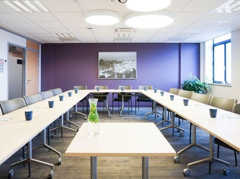 Dit multifunctionele kantoorgebouw faciliteert een professionele werkomgeving in het kloppende hart van Antwerpen. Gelegen aan De Keyserlei, profiteer