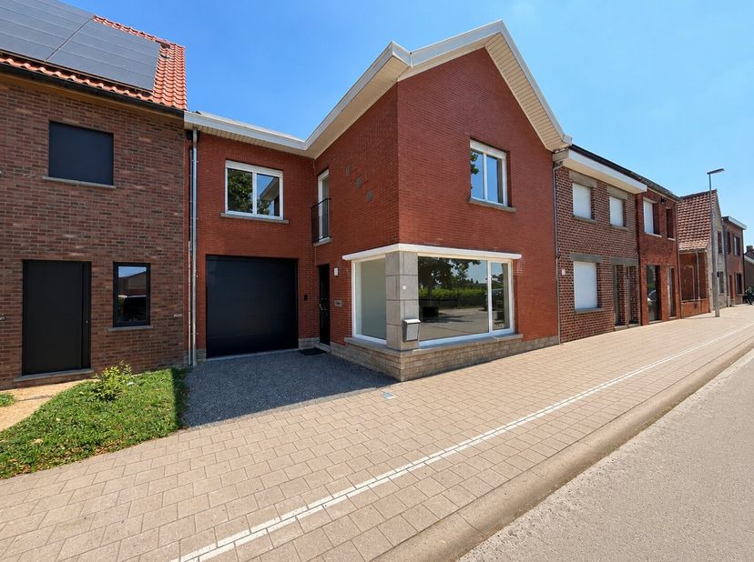 Plan hier uw afspraak in via deze link:&amp;nbsp;https://calendly.com/immoderveaux-info/dadizele-menenstraat31<br />
<br />
Deze instapklare gezinswoning
