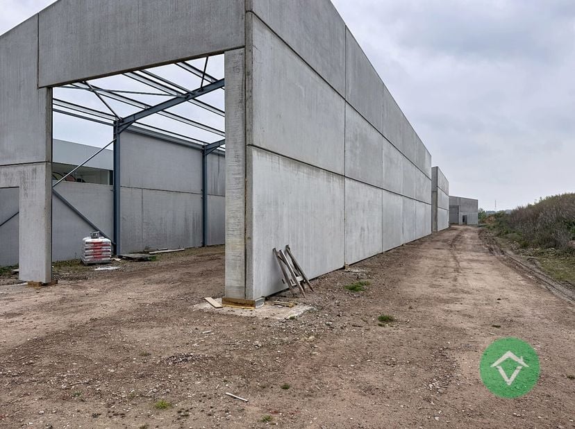 Nieuwe KMO-units te Roeselare, een modern en duurzaam bedrijventerrein bestaande uit 10 loodsen.<br />
In dit nieuwe KMO-park, *ARDOPOORT*, bieden wij