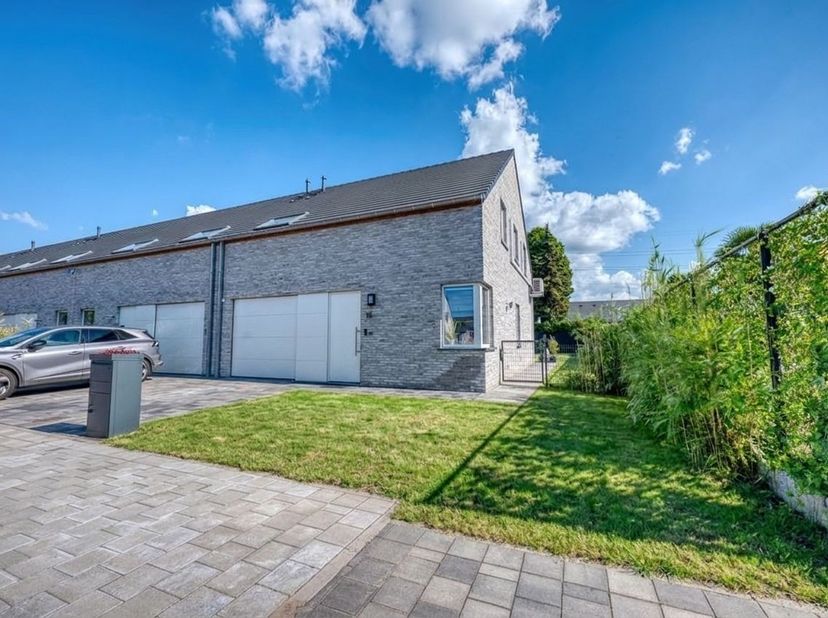 Bent u op zoek naar een ruime, instapklare gezinswoning waar rust, comfort en energiezuinig wonen samenkomen? Dan is deze perfect afgewerkte woning be
